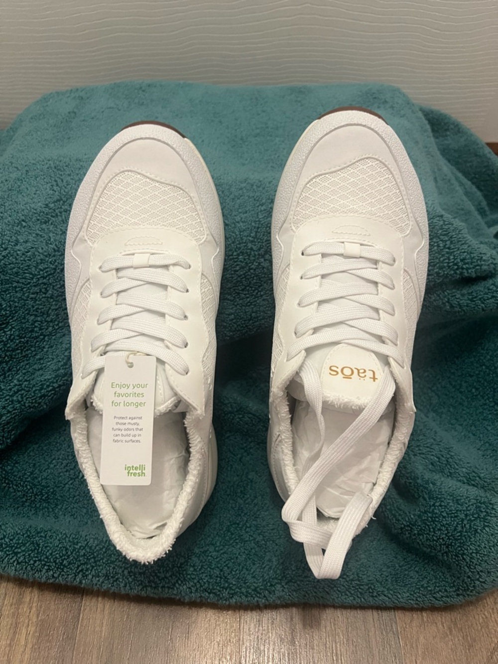 Taos Footwear White Lace-Up Women's Sneaker New In Box